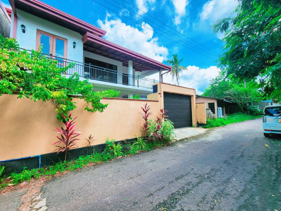 Luxury House for sale in Boralesgamuwa Bokundara
