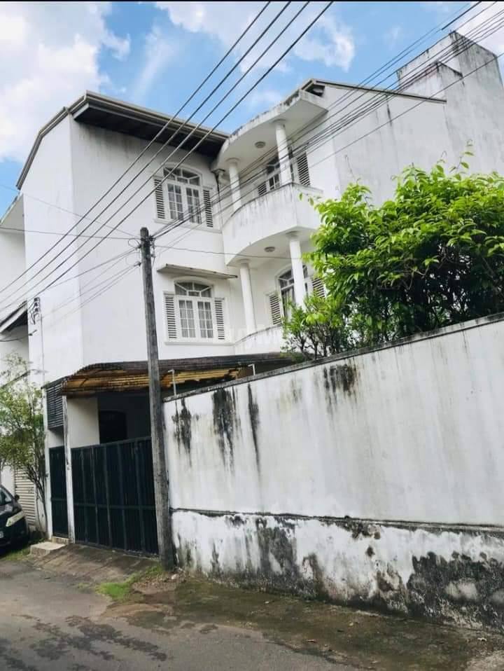 HOUSE FOR SALE IN BATHTARAMULLA