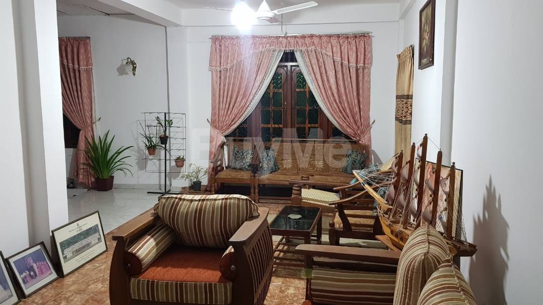 මහල් තුනකින් සමන්විත නිවසක් සහ ඉඩමක් විකිණීමට