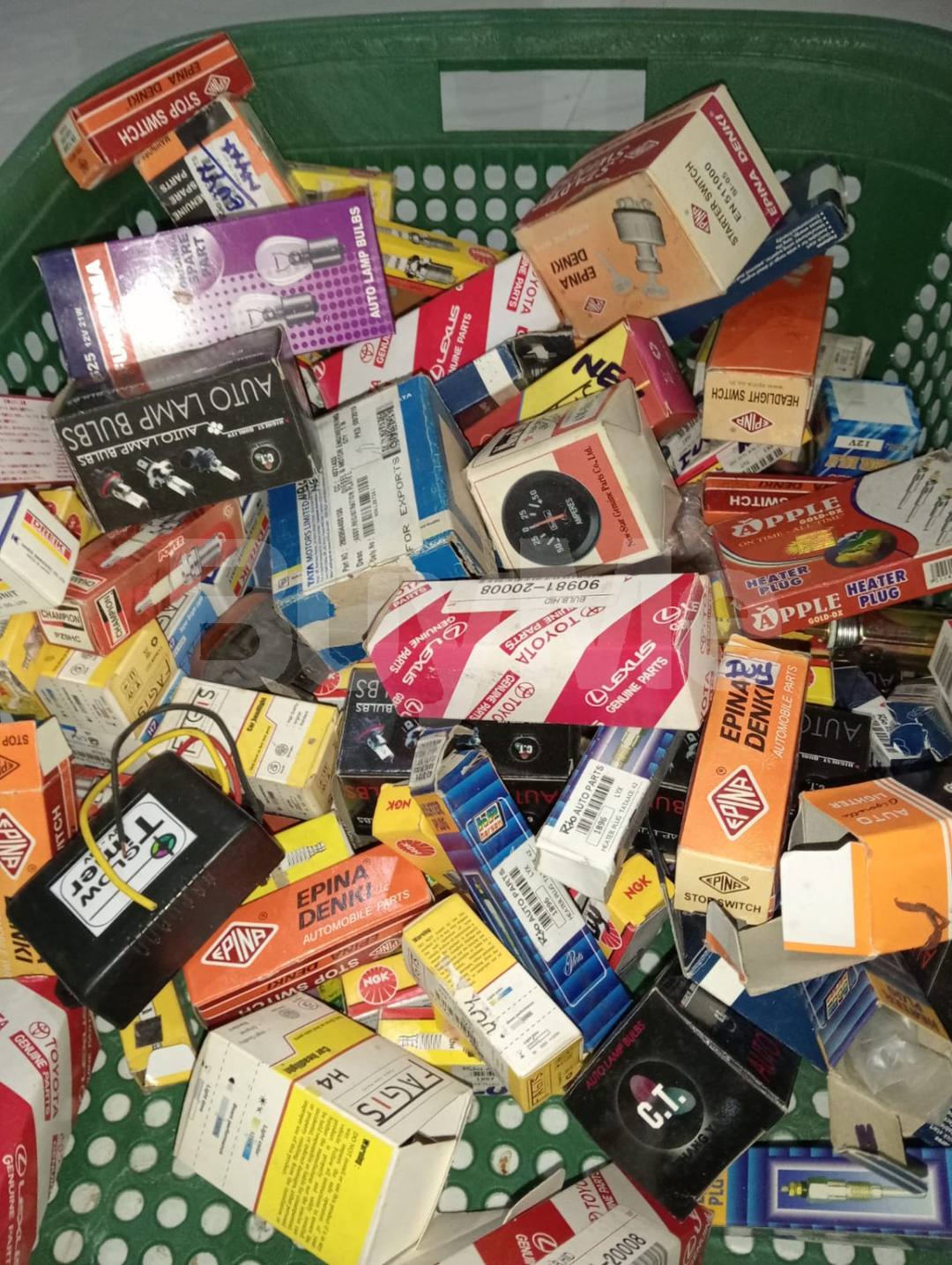 BULBS AND HEADLIGHT SWITCHES - VEHICLE AUTO PARTS AND ACCESSORIES FOR SALE LOT