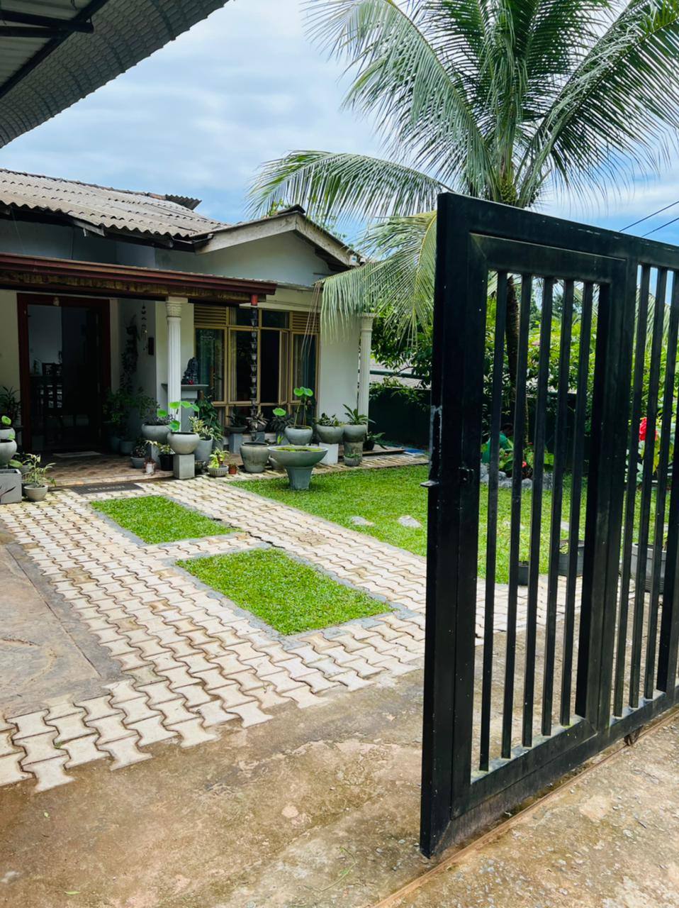 LAND WITH HOUSE FOR SALE IN MEEGODA