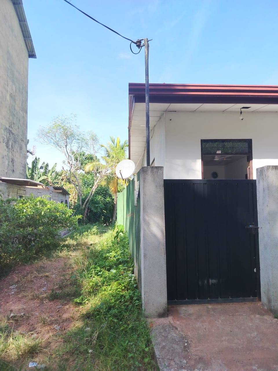 HOUSE FOR SALE NEAR MULLERIYAWA HOSPITAL