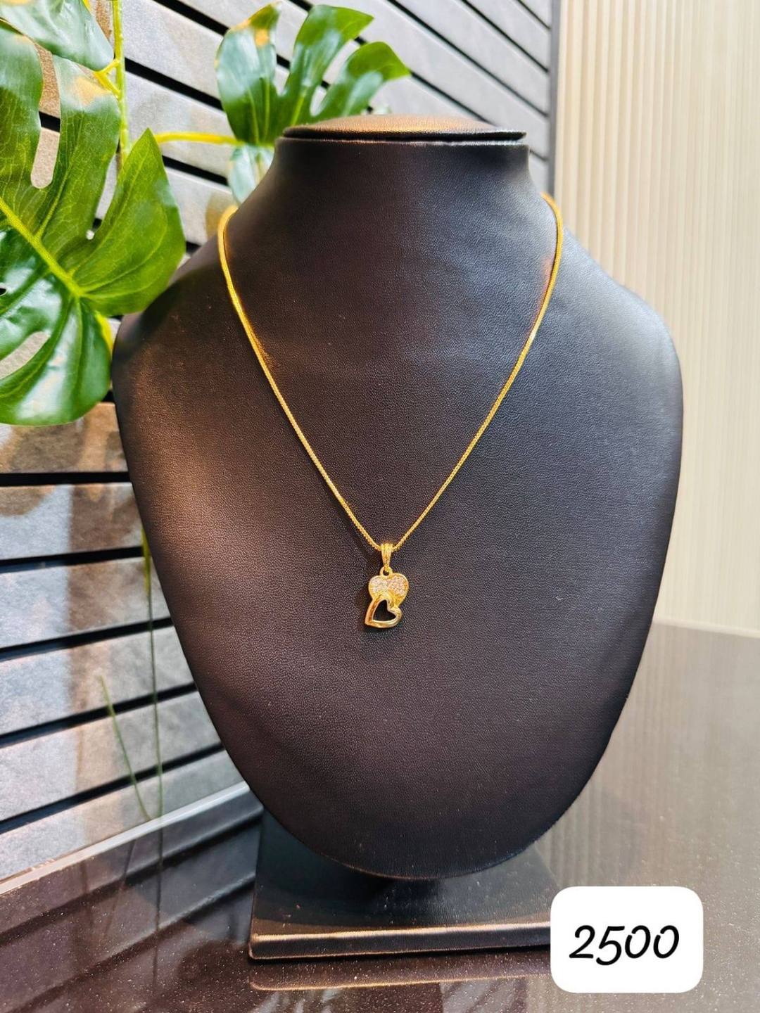 CHAIN WITH DESIGN