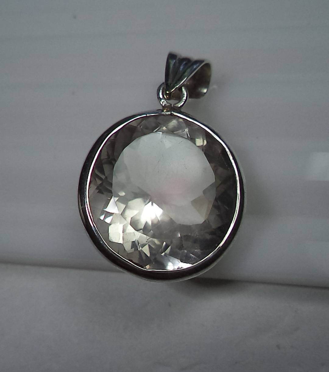 EXQUISITE 26.75CT CLEAR QUARTZ PENDANT IN POLISHED SILVER
