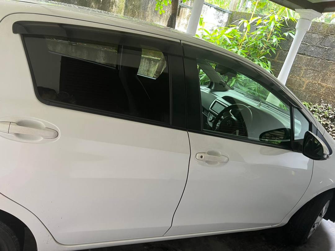 TOYOTA VITZ 2015
