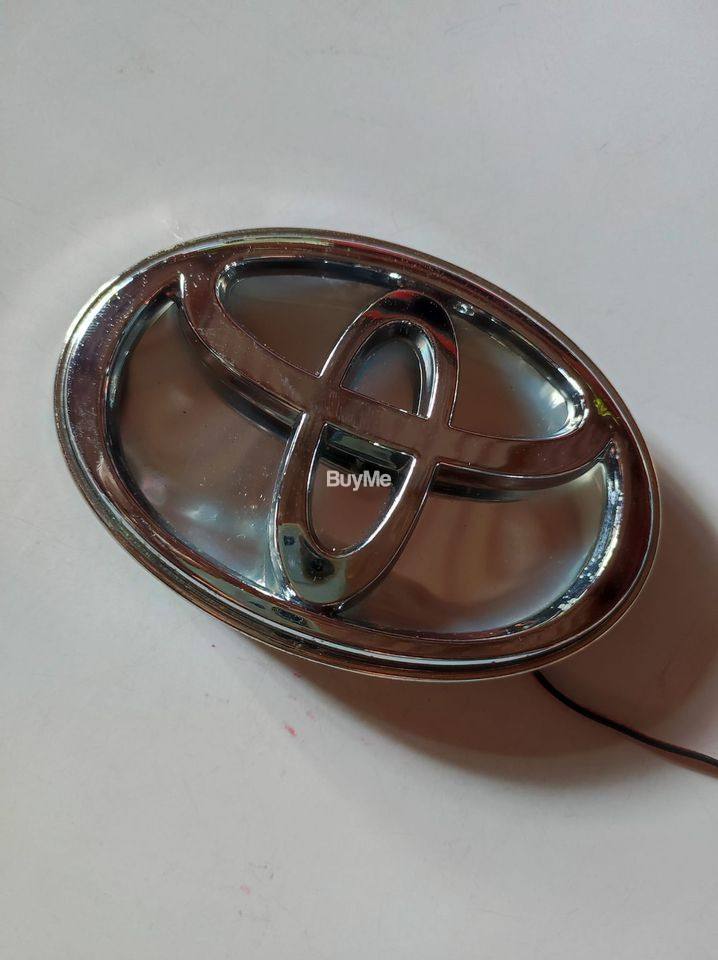 TOYOTA EMBLEM WITH LIGTH