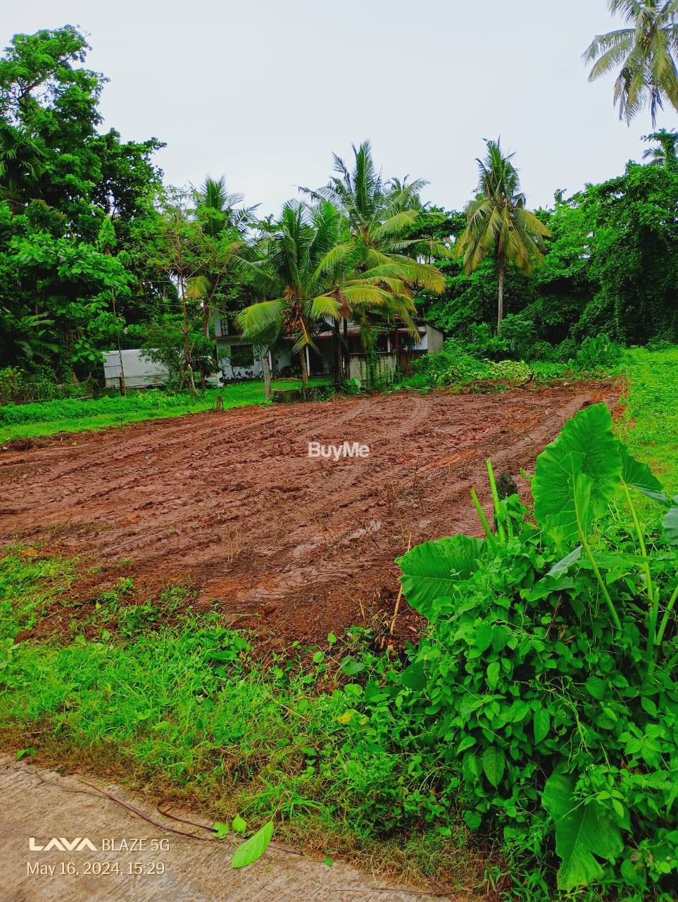 මලේගොඩ හන්දියෙන් ඉඩමක් විකිණීමට ඇත.